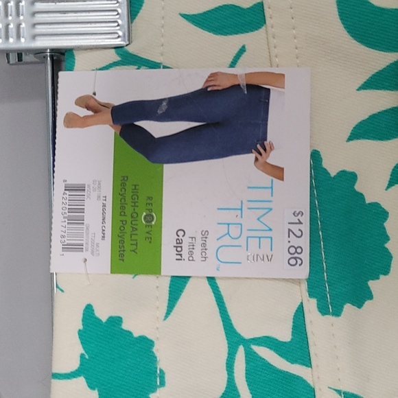 Time and Tru Green Breeze Stretch Fitted Capri Jegging - Picture 7 of 8